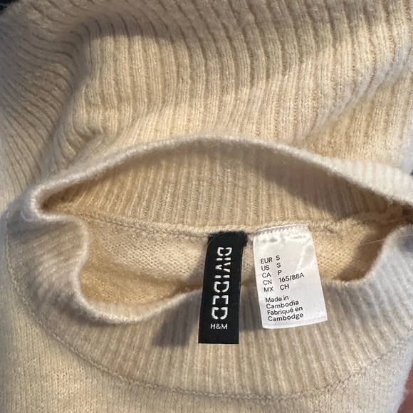 H&M Cream Cropped Turtleneck Sweater with Red Rose Motif - Picture 6 of 7